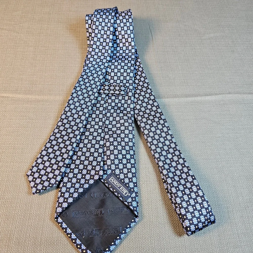 Lands'‎ End Men's Necktie Blue Floral Flowers Handsewn USA Imported Fabric